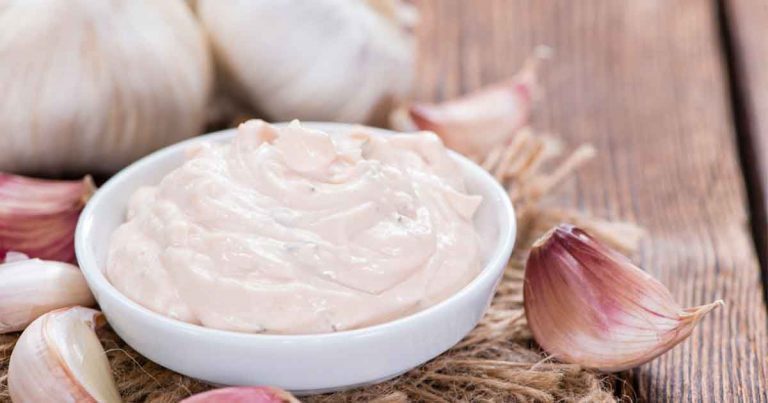 طريقة عمل الثومية بالزبادي